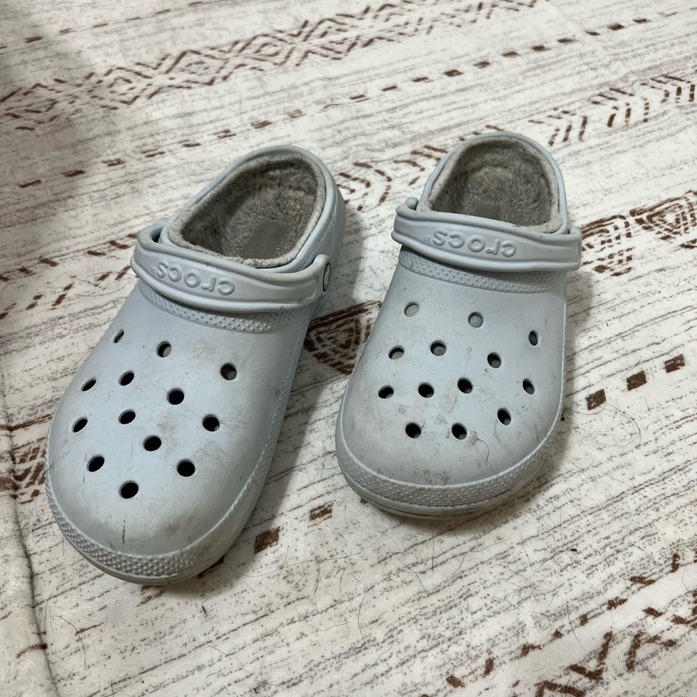 blue fuzzy crocs